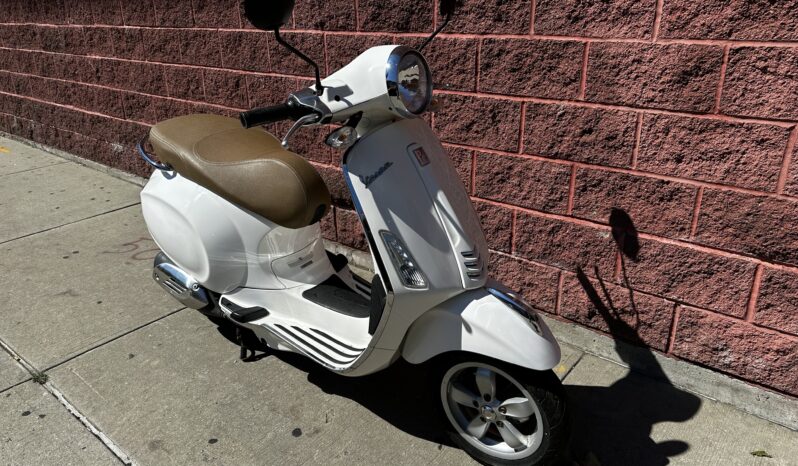 
								2015 Vespa Primavera 150 full									
