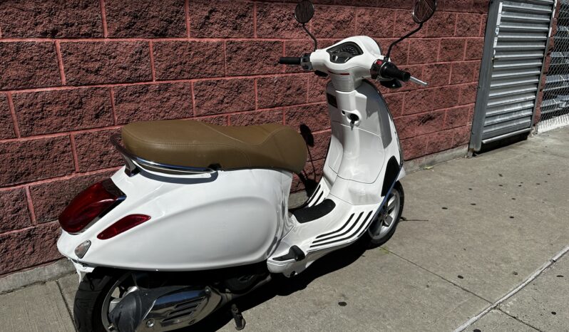 
								2015 Vespa Primavera 150 full									