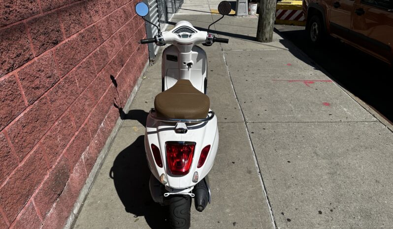 
								2015 Vespa Primavera 150 full									