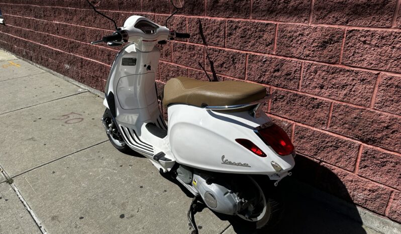 
								2015 Vespa Primavera 150 full									