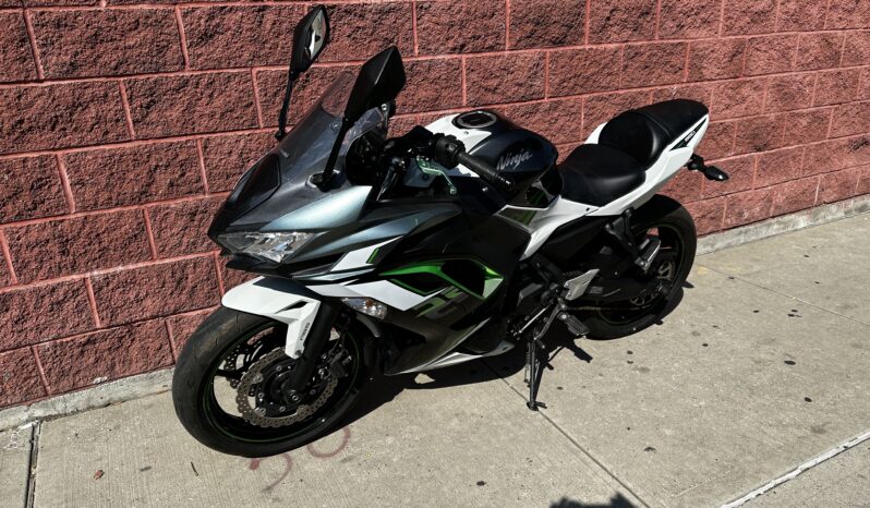 
								2022 Kawasaki Ninja 650 full									