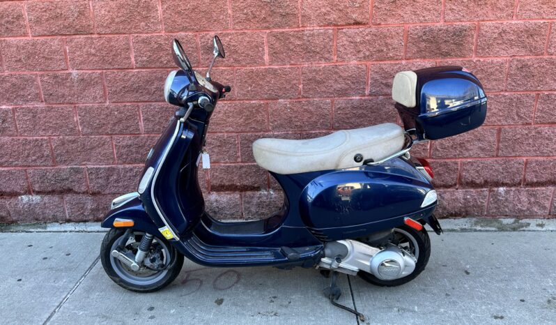 
								2010 Vespa LX150 full									