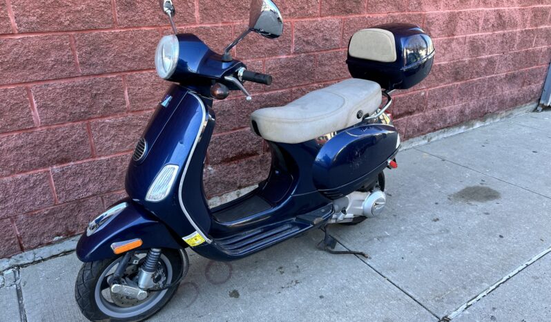 
								2010 Vespa LX150 full									