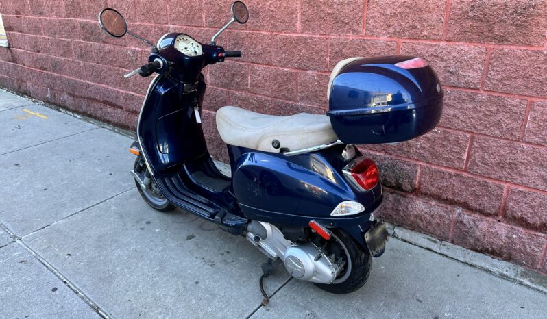 
								2010 Vespa LX150 full									