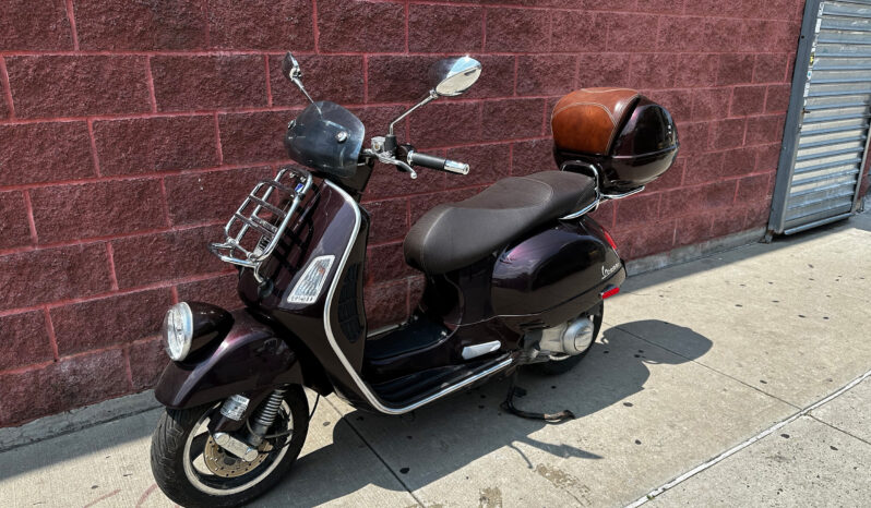 
								2012 Vespa GTV Purple full									