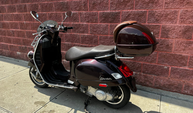 
								2012 Vespa GTV Purple full									