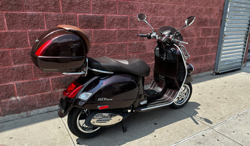 
								2012 Vespa GTV Purple full									