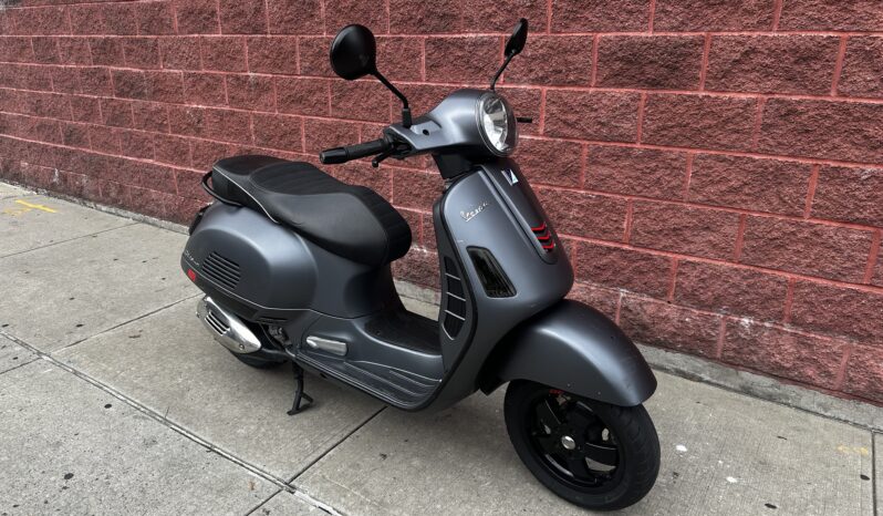 
								2018 Vespa GTS Gray full									