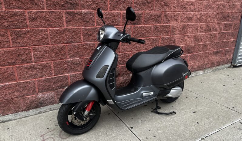 
								2018 Vespa GTS Gray full									