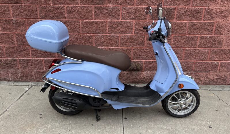 
								2019 Vespa Primavera 150 top case blue full									