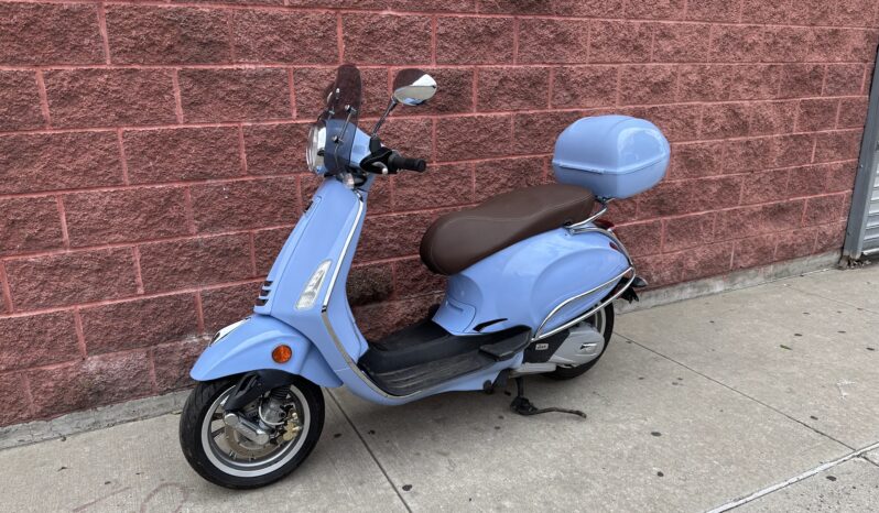 
								2019 Vespa Primavera 150 top case blue full									